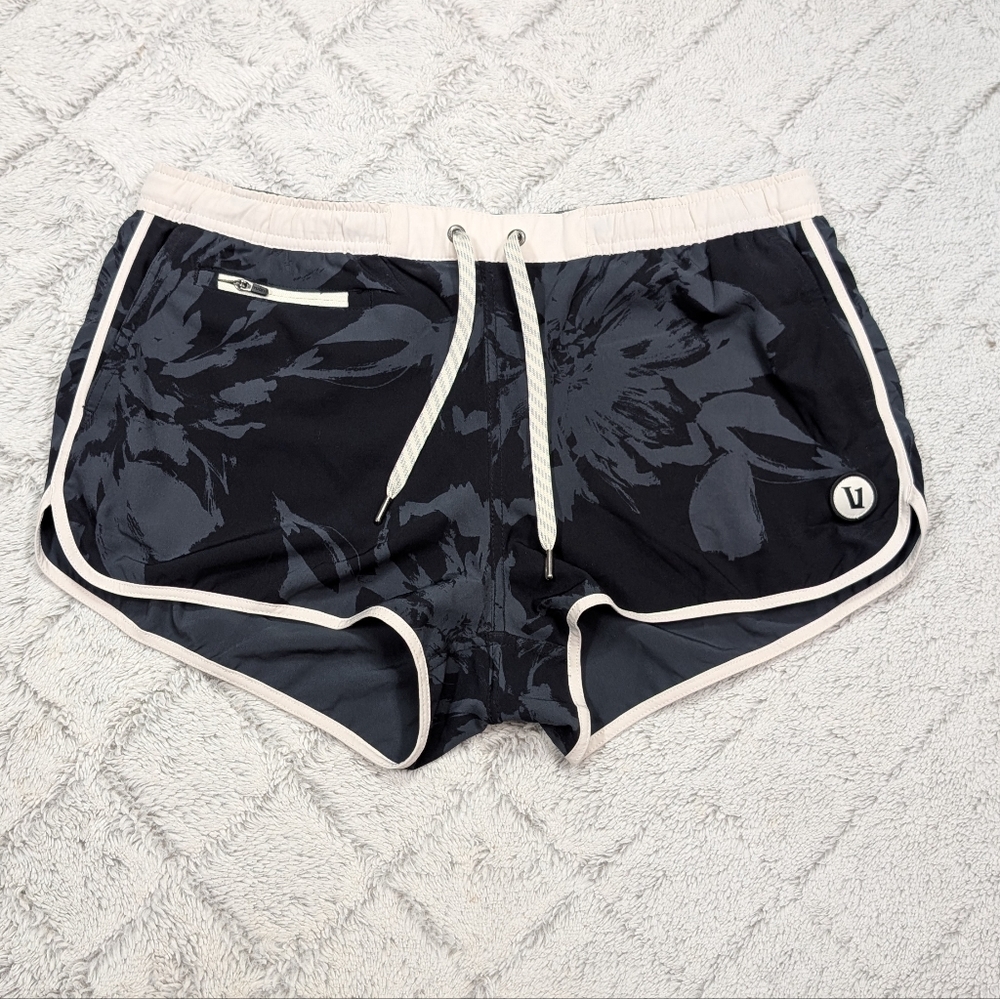 Vuori Shorts Womens L Tavi Gray Charcoal Flower 2” Yoga Train Travel